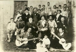 Payada de Gabino Ezeiza con Maximiliano Santillán. 1897. Gentileza de Matías Mauricio. El AGN alberga un documento fotográfico con nº de inventario 286 512. 