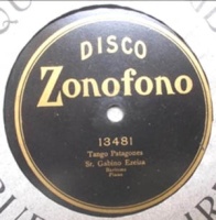 Disco Zonófono 13 481 de una sola cara, matriz A89, esta vez con acompañamiento de piano. 