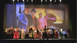 "Sendero Gaucho" (Longchamps) copó el escenario con una muy bella muestra de danzas bonaerenses.