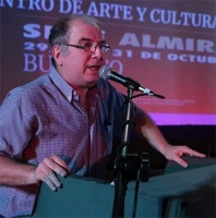 Presentador: Con su habitual prestancia y oficio condujo Jorge García Crespo.