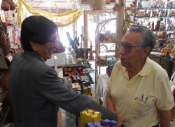 El alfarero y escultor Dionisio Díaz (izquierda), recibiendo a Héctor David Gatica.