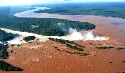 Río Iguazú de Misiones. El río es el custodio de la infancia del planeta y un guardián de su memoria, donde siempre comienza el futuro (Pedro Patzer)