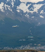 Un avión de Aerolíneas Argentinas arribando a Ushuaia, capital de la Provincia de Tierra del Fuego, Malvinas e Islas del Atlántico Sur.