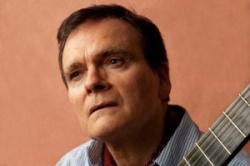 Javier Peñoñori. Vamos guitarra. Convidame esa melodía que tenés guardada/ dejá que la tome entre mis brazos/ antes que caiga el sol./ Los Pit Bull Terrier andan sueltos/ ¡días de tanta violencia!  