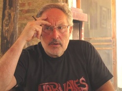 Jorge "Chiqui" Falcone. En la sección "Cine" de Identidad Cultural usted puede leer EL CINE DE FALCONE HABLA EN LATINOAMERICANO, COMO RODOLFO KUSCH