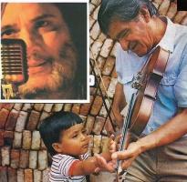 Don Sixto Palavecino, su violín sachero, su nieto de sangre Marcelito y su hijo del corazón Gabriel Conti