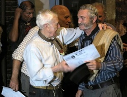 Miguel May recibe una distinción de "La Panadería" de manos de don Agustín López, escritor y poeta tradicionalista de reconocida trayectoria.