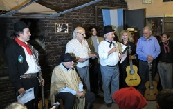 El cierre de la noche. De izquierda a derecha: el payador Saturno Santana, el payador Aldo Crubelier, Ricardo Luis Acebal, Lautaro Barjacoba, Héctor Del Valle, la payadora Marta Suint, el payador José Curbelo y el difusor Marcelo Fillol.