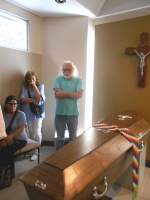 Osvaldo Burucuá, acompañando esta vez sin guitarra a Melania.