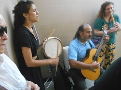 Cacharpayar (despedir) cantando, como no podía ser de otra manera.