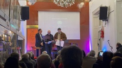 De izquierda a derecha: Gabriel Soria, presidente de la Academia Nacional de Tango, Guillermo Elias, integrante de la Academia y presentador y Luisito Andrés Ballín.