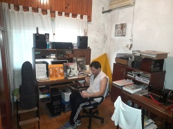Luis Ballín en plena tarea creativa, en su casa. O en su "tugurio" como él lo llama.