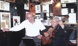 Cantando "Milonga baya" con el Negro Roldán, en el bar El Pastís, en un barrio de Barcelona, España.