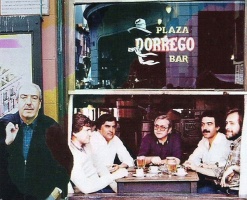 En un bar de San Telmo, cuarenta años después de haber sido fotografiado allí integrando el recordado excelente grupo "Cantizal".