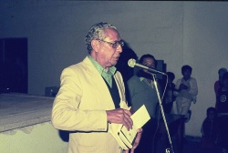 Jorge Calvetti diciendo sus poemas en uno de los tantos Tantanakuy (Provincia de Jujuy) de los que participó. (Foto: Ricardo Acebal)